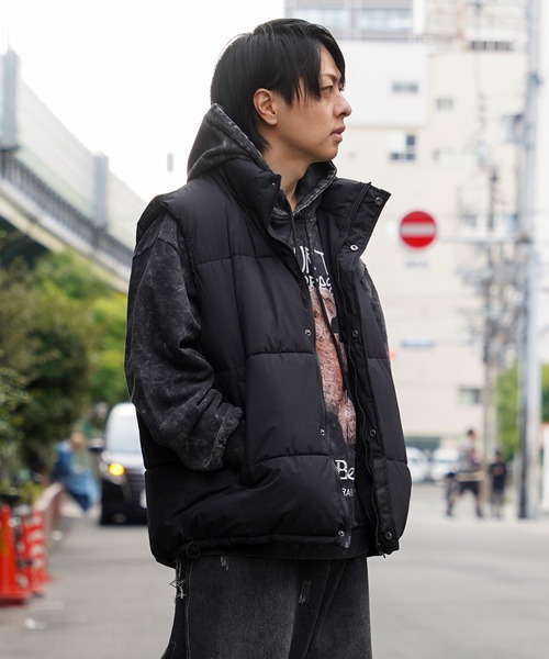 1111clothing(ワンフォークロージング)の「【unisex】スタンドネック パディングベスト / Stand neck padded vest(ダウンベスト・メンズ・チャコール/ホワイト/ブラック/ブラック系/ホワイト系・M/L)」の11枚目の写真