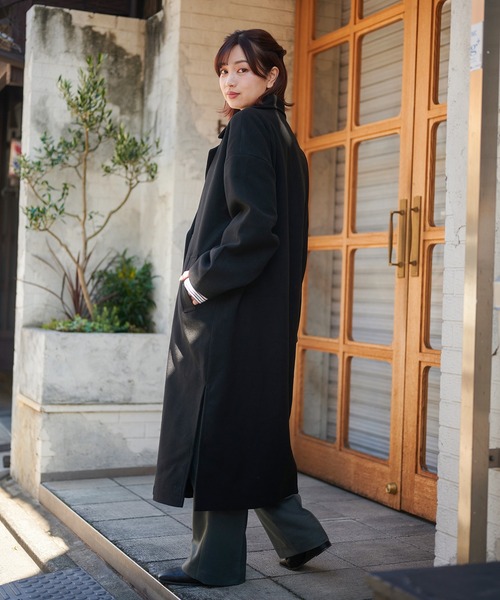 SPINNS（スピンズ）の「バックスリット ロング丈チェスターコート（チェスターコート・レディース・ブルー/ブラック/アイボリー/グレイッシュベージュ・ONESIZE）」の17枚目の写真