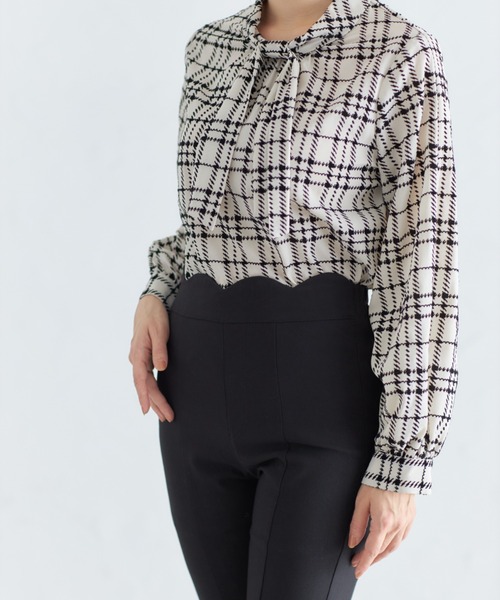 tocco closet（トッコ　クローゼット）の「裾パール付きウエストスカラップカットパンツ（その他パンツ・レディース・ブルー/ブラック・M）」の9枚目の写真