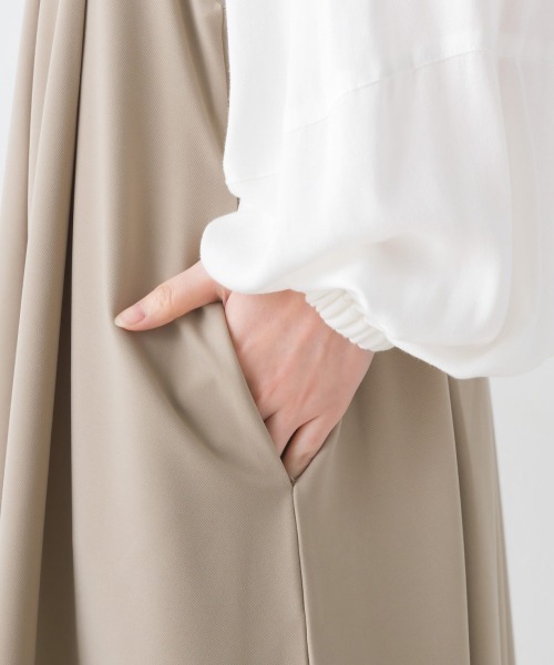 OMNES（オムネス）の「綾織ストレッチサロペットタックスカート（サロペット/オーバーオール・レディース・ブラック/ベージュ・FREE）」の5枚目の写真