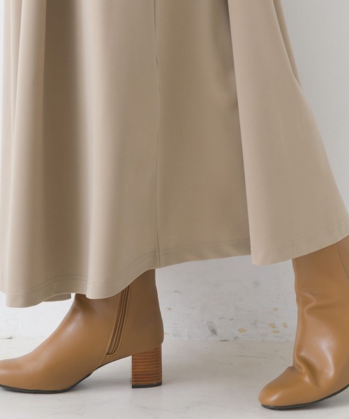 OMNES（オムネス）の「綾織ストレッチサロペットタックスカート（サロペット/オーバーオール・レディース・ブラック/ベージュ・FREE）」の4枚目の写真