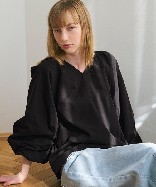 coca(coca)(コカ)の「パリフワVネックブラウス(シャツ/ブラウス・レディース・ブラック/ホワイト・L/M)」の2枚目の写真