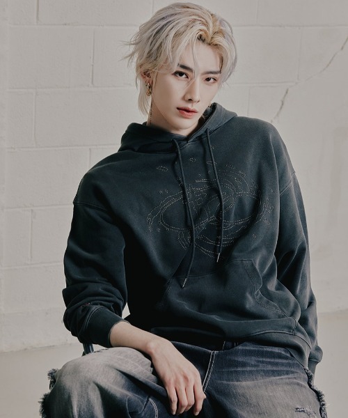 ROMANTIC CROWN(ロマンティッククラウン)の「A'GEM/9 × .kom『ROMANTIC CROWN/ロマンティッククラウン』SHINING LOGO WASHED HOODIE/ロゴワッシング プルオーバーパーカー(パーカー・メンズ・ブラック/ブルー・L/M)」の8枚目の写真