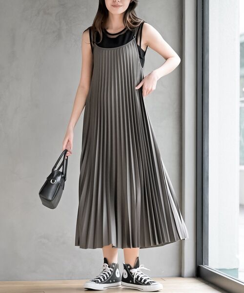 rps(アールピーエス)の「プリーツキャミワンピース(ワンピース・レディース・ブラック/グレイッシュベージュ/チャコールグレー/ミント/ネイビー・フリー)」の1枚目の写真
