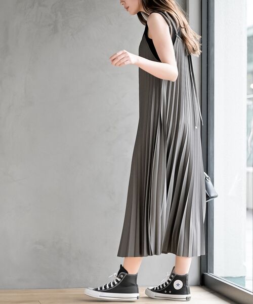 rps(アールピーエス)の「プリーツキャミワンピース(ワンピース・レディース・ブラック/グレイッシュベージュ/チャコールグレー/ミント/ネイビー・フリー)」の18枚目の写真