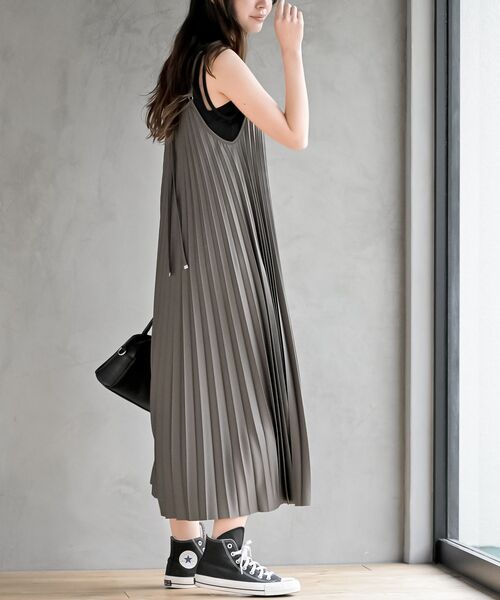 rps(アールピーエス)の「プリーツキャミワンピース(ワンピース・レディース・ブラック/グレイッシュベージュ/チャコールグレー/ミント/ネイビー・フリー)」の20枚目の写真