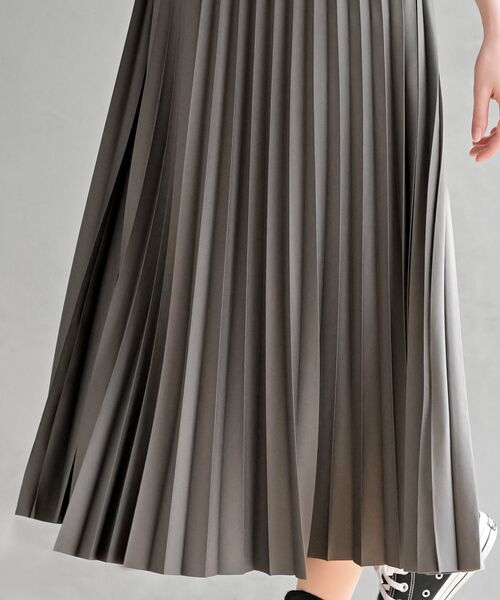 rps(アールピーエス)の「プリーツキャミワンピース(ワンピース・レディース・ブラック/グレイッシュベージュ/チャコールグレー/ミント/ネイビー・フリー)」の21枚目の写真