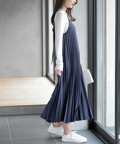 rps(アールピーエス)の「プリーツキャミワンピース(ワンピース・レディース・ブラック/グレイッシュベージュ/チャコールグレー/ミント/ネイビー・フリー)」の7枚目の写真