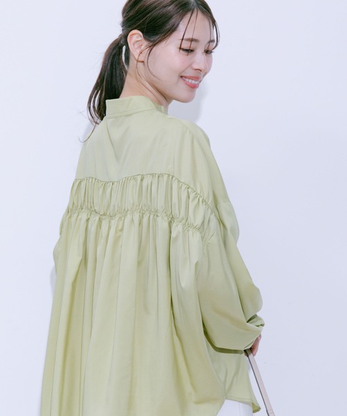 Jayro（ジャイロ）の「スキッパーバックギャザーブラウス（シャツ/ブラウス・レディース・ライトグレー/ホワイト系その他/ラベンダー/イエロー・FREE）」の4枚目の写真