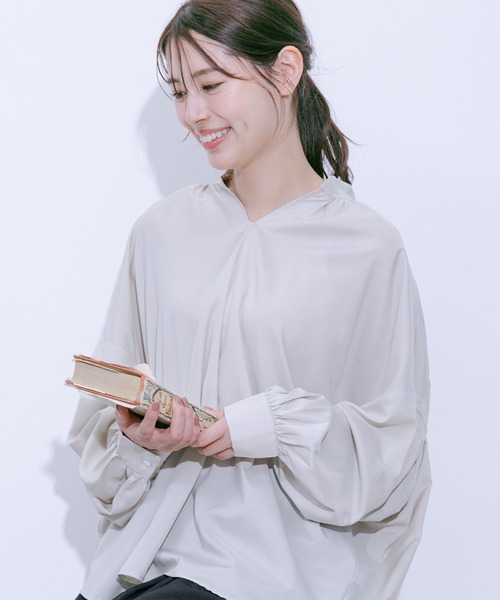 Jayro（ジャイロ）の「スキッパーバックギャザーブラウス（シャツ/ブラウス・レディース・ライトグレー/ホワイト系その他/ラベンダー/イエロー・FREE）」の2枚目の写真