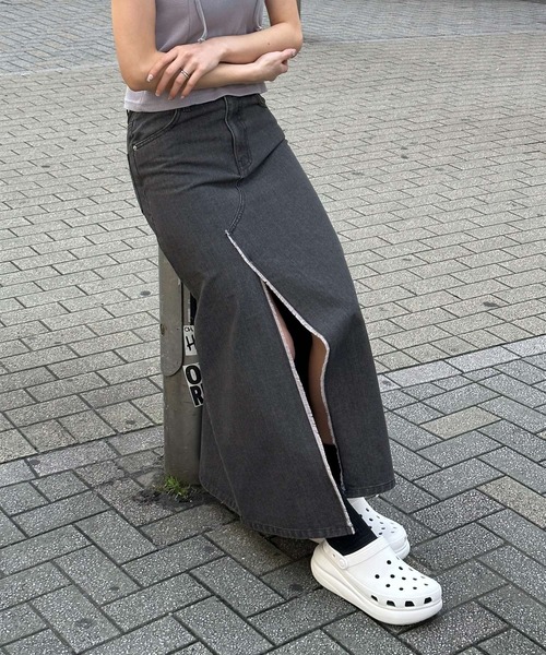 3.3 Field Trip （3.3フィールドトリップ）の「3.3 Field Trip／スリットデニムロングスカート 2107715（スカート・レディース・ブラック/ブルー・SMALL/MEDIUM）」の2枚目の写真