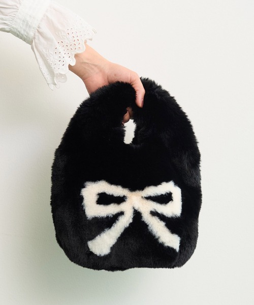 CHILD WOMAN(チャイルドウーマン)の「【WEB別注カラー】フェイクファーはめ込みリボンモチーフBAG(ハンドバッグ・レディース・ブラック/ピンク・FREE)」の2枚目の写真