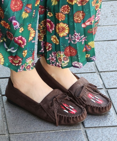 チチカカ（チチカカ）の「ネイティブ刺繍モカシンシューズ（モカシン/デッキシューズ・レディース・ボルドー/ブラウン/ベージュ・MEDIUM/LARGE）」の2枚目の写真
