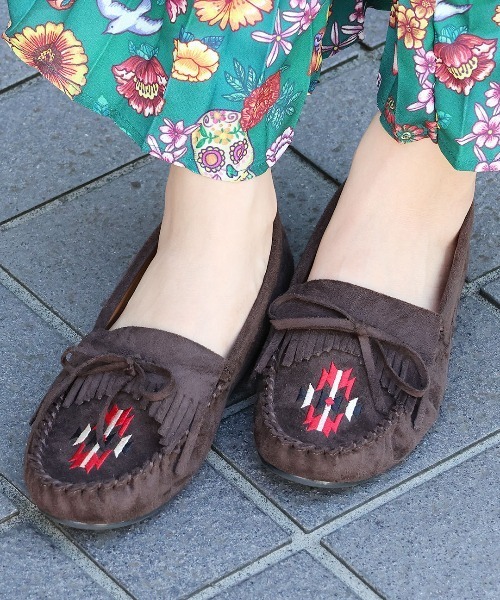 チチカカ（チチカカ）の「ネイティブ刺繍モカシンシューズ（モカシン/デッキシューズ・レディース・ボルドー/ブラウン/ベージュ・MEDIUM/LARGE）」の5枚目の写真