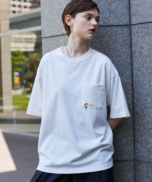 ONCILY(オンシェリー)の「POCKET LOGO T-SHIRT / ポケットロゴTシャツ(Tシャツ/カットソー・メンズ・ホワイト系その他/ブラック/オフホワイト・MEDIUM/LARGE/SMALL)」の1枚目の写真