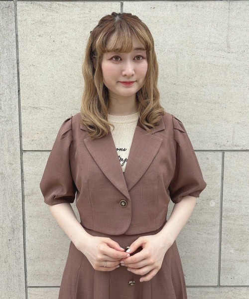 F i.n.t（フィント）の「釦使いパフスリーブジャケットセットアップ（セットアップ・レディース・グレー/ブラウン・FREE）」の4枚目の写真