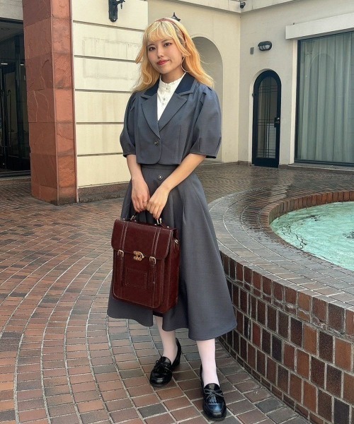 F i.n.t（フィント）の「釦使いパフスリーブジャケットセットアップ（セットアップ・レディース・グレー/ブラウン・FREE）」の5枚目の写真