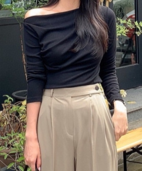 ECLIN（エクラン）の「オフショルダー長袖カットソー（Tシャツ/カットソー・レディース・ブラック/ホワイト/ベージュ/ブルーグリーン・M/XL/L）」の11枚目の写真