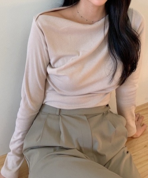 ECLIN（エクラン）の「オフショルダー長袖カットソー（Tシャツ/カットソー・レディース・ブラック/ホワイト/ベージュ/ブルーグリーン・M/XL/L）」の6枚目の写真