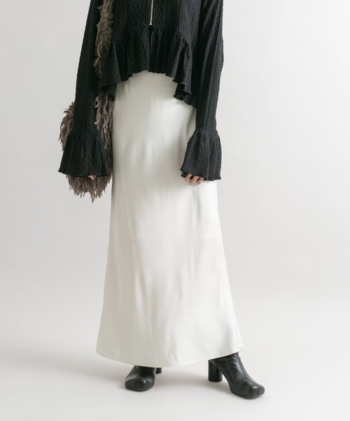 KBF（ケイビーエフ）の「サテンバイアススカート（スカート・レディース・グレー/ネイビー/アイボリー・ONE）」の4枚目の写真