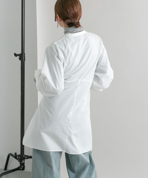 KBF（ケイビーエフ）の「ディープスリットシャツワンピース（ワンピース・レディース・オフホワイト/ネイビー・ONE）」の6枚目の写真