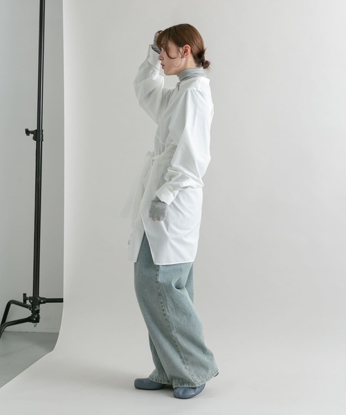 KBF（ケイビーエフ）の「ディープスリットシャツワンピース（ワンピース・レディース・オフホワイト/ネイビー・ONE）」の8枚目の写真