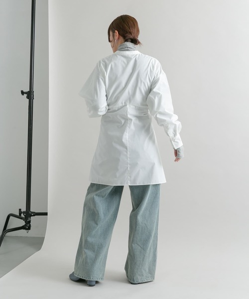 KBF（ケイビーエフ）の「ディープスリットシャツワンピース（ワンピース・レディース・オフホワイト/ネイビー・ONE）」の9枚目の写真