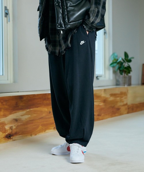NIKE(ナイキ)の「《セットアップ対応商品》ナイキ クラブ フリース メンズ オーバーサイズド フレンチ テリー パンツ / Nike Club Fleece Men's Oversized French Terry Pants HJ1823-010 Black(スウェットパンツ・メンズ・ブラック・L/2XL/XL/M/S)」の9枚目の写真