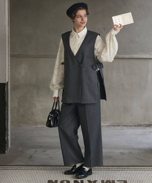 BONLECILL noir（ボンルシールノワール）の「【BONLECILL noir】サイドリボンノーカラーベスト＆センタープレススラックス（パンツドレス・レディース・チャコールグレー/ベージュ/ネイビー/ブラック・M-L/S-M/S/M/L）」の7枚目の写真