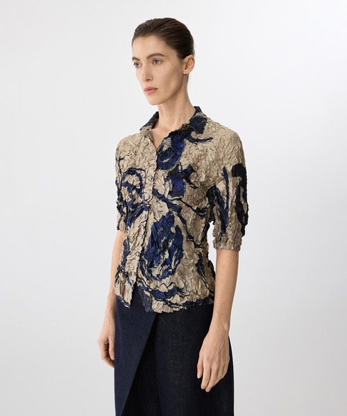 JNBY(ジェーエヌビーワイ)の「Brushstroke Floral Crinkled Shirt / シャツブラウス(シャツ/ブラウス・レディース・ホワイト/ベージュ・38/36/40)」の2枚目の写真