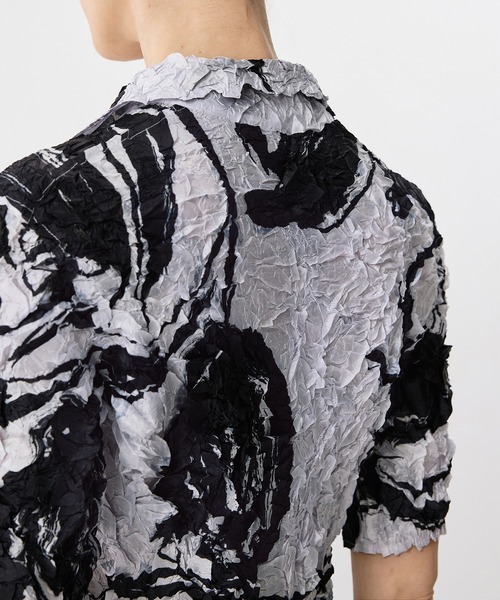JNBY(ジェーエヌビーワイ)の「Brushstroke Floral Crinkled Shirt / シャツブラウス(シャツ/ブラウス・レディース・ホワイト/ベージュ・38/36/40)」の7枚目の写真