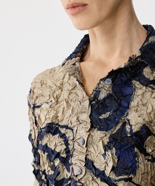 JNBY(ジェーエヌビーワイ)の「Brushstroke Floral Crinkled Shirt / シャツブラウス(シャツ/ブラウス・レディース・ホワイト/ベージュ・38/36/40)」の17枚目の写真