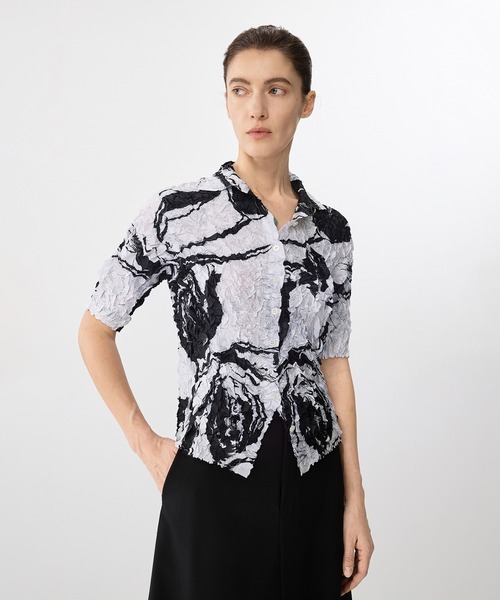 JNBY(ジェーエヌビーワイ)の「Brushstroke Floral Crinkled Shirt / シャツブラウス(シャツ/ブラウス・レディース・ホワイト/ベージュ・38/36/40)」の3枚目の写真