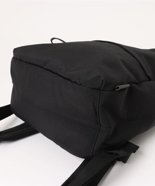 and it_（アンドイット）の「Legato Largo ナチュらくバッグ 10ポケットリュック（バックパック/リュック・レディース・ブラック/オリーブ/アイボリー/グレイッシュベージュ・FREE）」の6枚目の写真