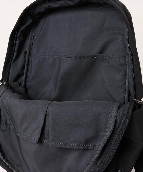 and it_（アンドイット）の「Legato Largo ナチュらくバッグ 10ポケットリュック（バックパック/リュック・レディース・ブラック/オリーブ/アイボリー/グレイッシュベージュ・FREE）」の7枚目の写真