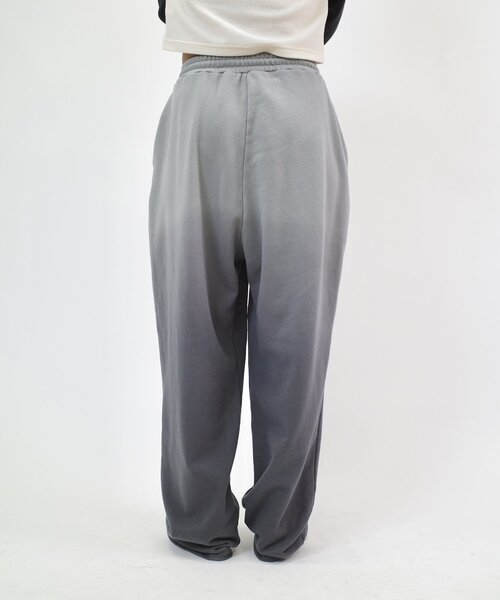 WHO'S WHO gallery(フーズフーギャラリー)の「【ユニセックス】グラデーションスウェットパンツ(スウェットパンツ・レディース・グレー/パープル・MEDIUM)」の4枚目の写真