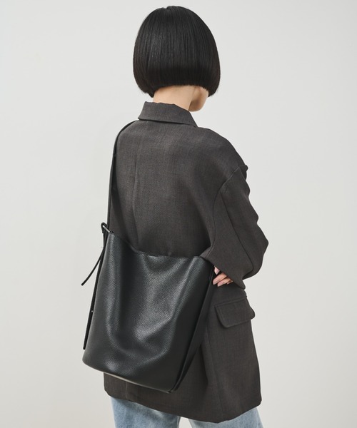 Shelly island（シェリーアイランド）の「ベルトアクセント2wayバケットバッグ（ショルダーバッグ・レディース・ブラック/ブラウン・FREE）」の6枚目の写真