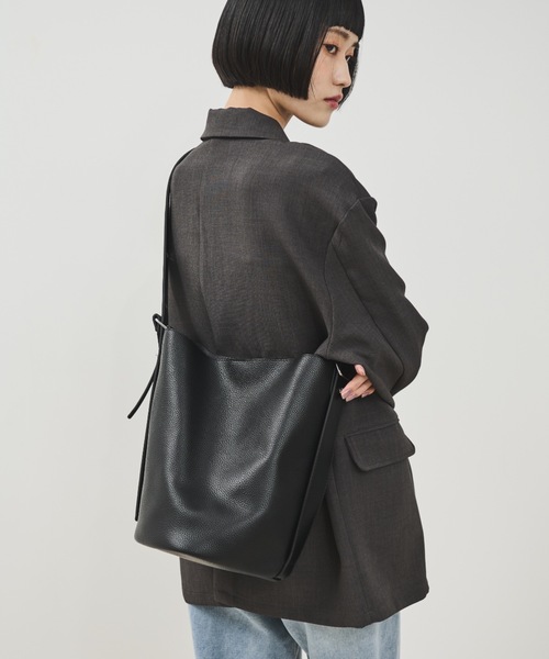 Shelly island（シェリーアイランド）の「ベルトアクセント2wayバケットバッグ（ショルダーバッグ・レディース・ブラック/ブラウン・FREE）」の3枚目の写真