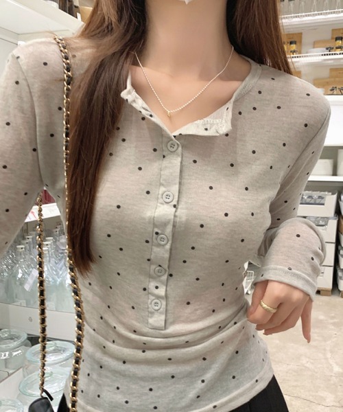 2ly2（トゥーリートゥー）の「シンプル＆ガーリー！ボタン付きドット柄トップス（Tシャツ/カットソー・レディース・ベージュ・FREE）」の4枚目の写真