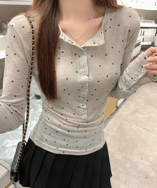 2ly2（トゥーリートゥー）の「シンプル＆ガーリー！ボタン付きドット柄トップス（Tシャツ/カットソー・レディース・ベージュ・FREE）」の6枚目の写真