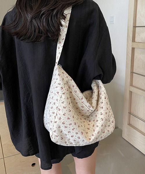 mebole(メボレ)の「Little flower ジップトートバッグ(トートバッグ・レディース・ブルー/ピンク・FREE)」の1枚目の写真