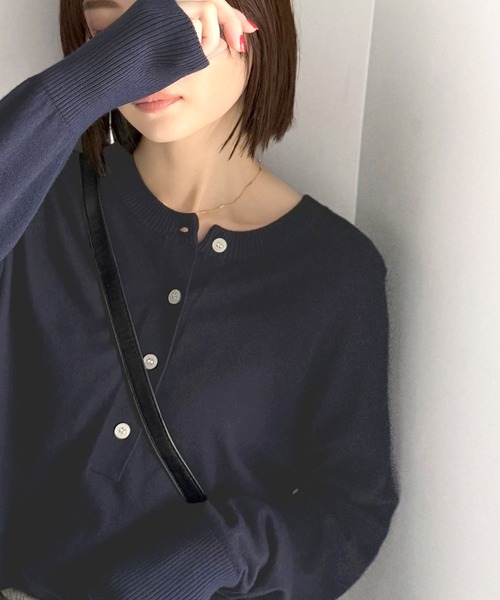classicalelf(クラシカルエルフ)の「ニットのぬくもりに、少しのアクセント。前後2wayヘンリーネックニットプルオーバー(長袖)(ニット/セーター・レディース・ネイビー/ブラック系1/ブラウン/アイボリー系1/ブラック/アイボリー/アイボリー系2/ブラック系2/グレー・LARGE/MEDIUM/SMALL/X-LARGE)」の9枚目の写真