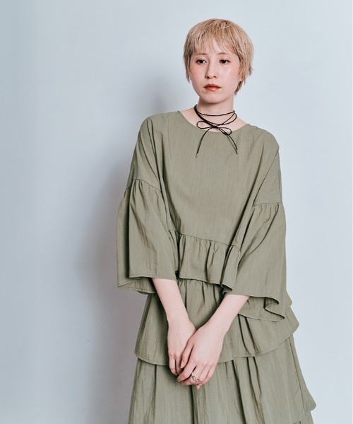 W:Huku(フーク)の「ぺプラム フリル ハーフ スリーブ ブラウス トップス / 半袖(Tシャツ/カットソー・レディース・オフホワイト/カーキ/チャコール・FREE)」の15枚目の写真