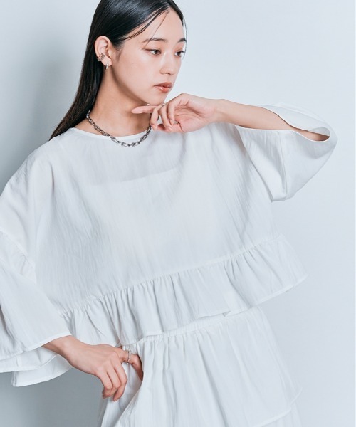 W:Huku(フーク)の「ぺプラム フリル ハーフ スリーブ ブラウス トップス / 半袖(Tシャツ/カットソー・レディース・オフホワイト/カーキ/チャコール・FREE)」の4枚目の写真
