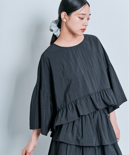 W:Huku(フーク)の「ぺプラム フリル ハーフ スリーブ ブラウス トップス / 半袖(Tシャツ/カットソー・レディース・オフホワイト/カーキ/チャコール・FREE)」の5枚目の写真
