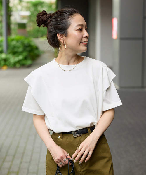 B.C STOCK(ベーセーストック)の「《追加》【WEB限定】ウォッシャブル / 接触冷感 ラッフルショルダーTシャツ(Tシャツ/カットソー・レディース・ホワイト・FREE)」の1枚目の写真