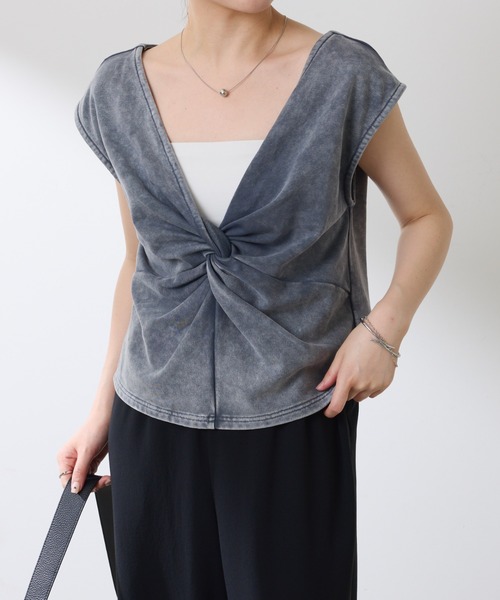 COLLAGE GALLARDAGALANTE（コラージュガリャルダガランテ）の「Q.anos/ツイストカットベスト（ベスト・レディース・グレー/ブルー・FREE）」の2枚目の写真