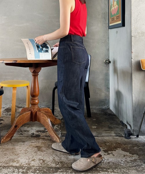 LE MORE(リモア)の「ノンフェードセミワイドストレートデニムパンツ(デニムパンツ・レディース・ネイビー・S/M)」の2枚目の写真