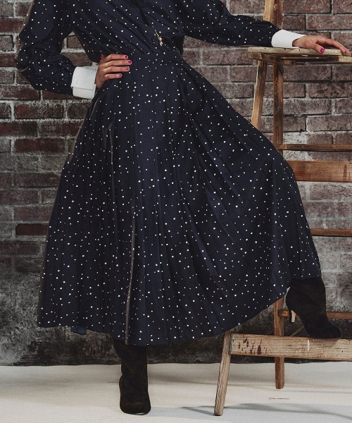 DOUBLE STANDARD CLOTHING(ダブルスタンダードクロージング)の「ポリエステルサテン 星柄プリーツスカート(スカート・レディース・ネイビー・36/38)」の1枚目の写真