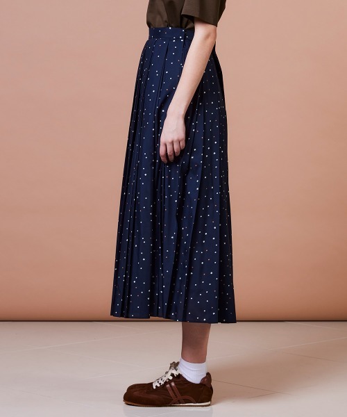 DOUBLE STANDARD CLOTHING(ダブルスタンダードクロージング)の「ポリエステルサテン 星柄プリーツスカート(スカート・レディース・ネイビー・36/38)」の4枚目の写真